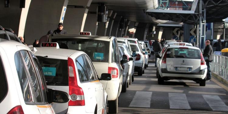 Caro carburante, dopo i Tir scendono in piazza anche i tassisti: non escluso lo sciopero