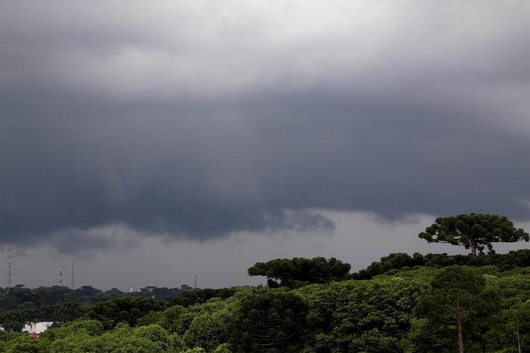 Paraná tem alerta de tempestade para o fim de semana, com risco de granizo e ventos fortes; veja a previsão do tempo