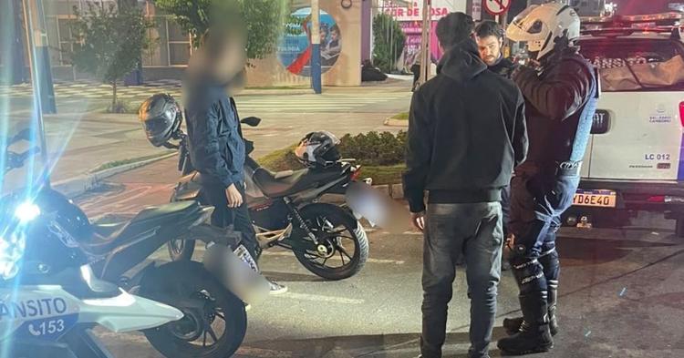 Racha entre motos durante a madrugada termina com veículos apreendidos em Balneário Camboriú