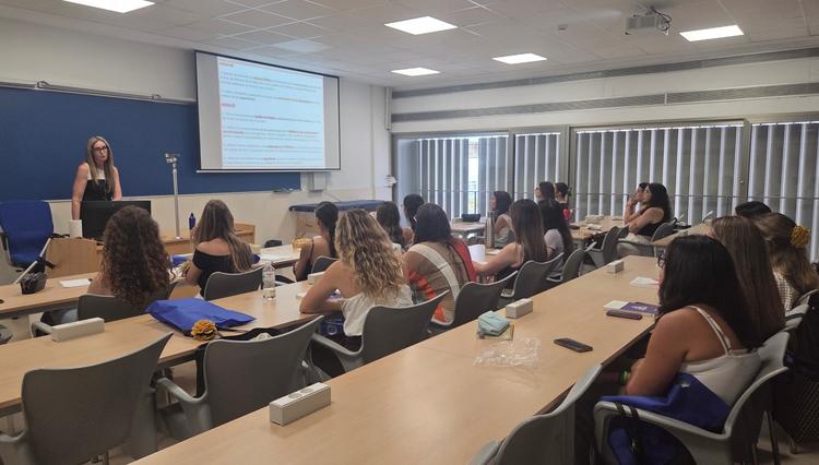 Video.- Dieciocho enfermeras inician su camino para convertirse en matronas en la Unidad Docente de Cádiz