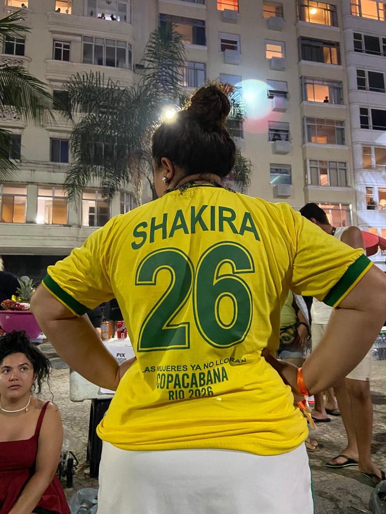 ‘Brazil Core’ é tendência de moda no show da Shakira em Copacabana; veja looks