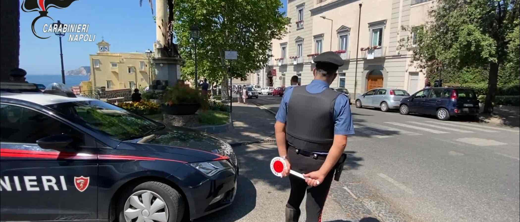 Pozzuoli, apre due conti correnti con documenti falsi e si reca alle poste: arrestato 39enne