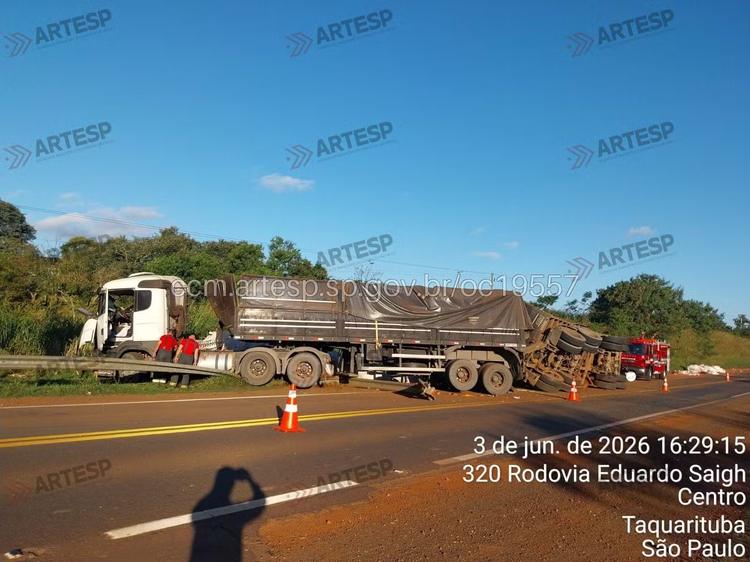 Motorista morre após colidir carreta contra defensa metálica na rodovia SP-255 em Taquarituba