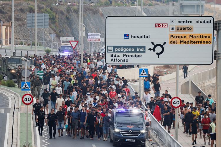 Espanha escolta imigrantes para fora de Ceuta e instala barreira no mar para evitar chegadas a nado