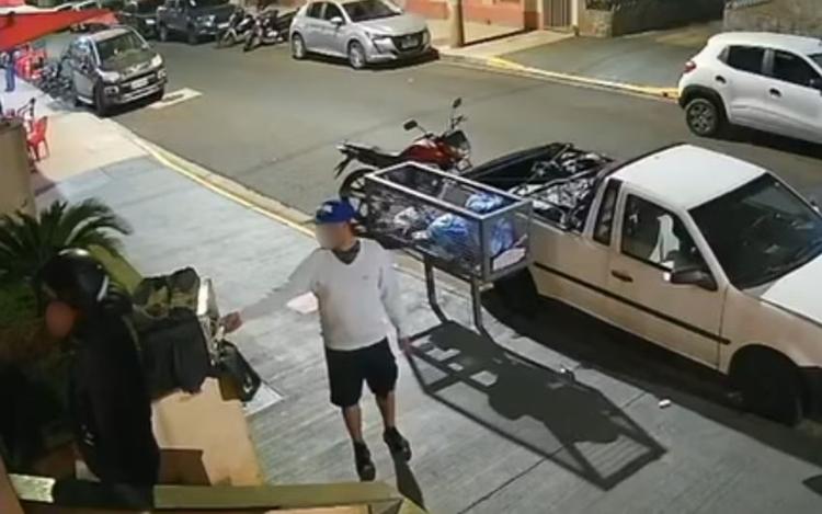 Homem furta comida de mochila de entregador em Ribeirão Preto, SP; VÍDEO