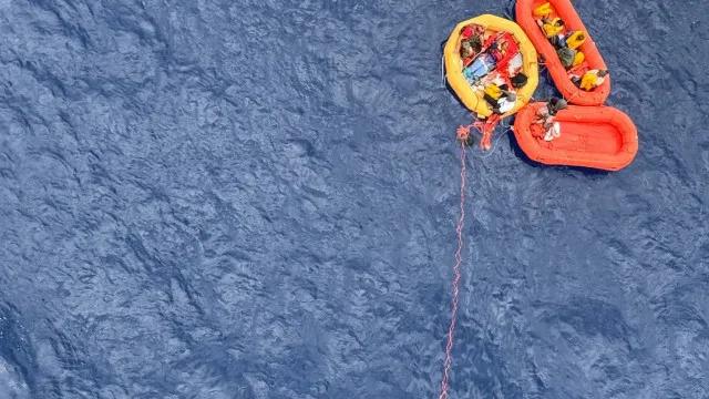 Onze pessoas resgatadas com vida após queda de avião no mar: "Milagre"