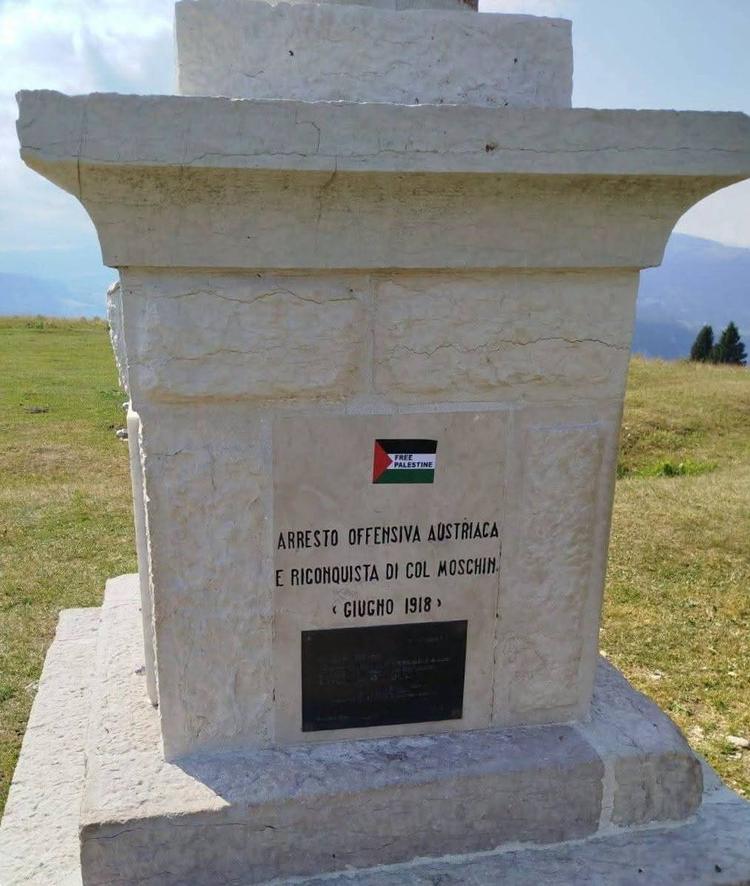 Attaccano l'adesivo "Free Palestine" sul monumento agli Arditi sul Col Moschin. "Atto vile"