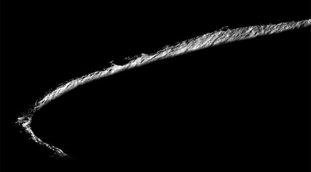Lediglich der Rand des Mondkraters Shakleton am Südpol des Mondes wird vom Sonnenlicht erhellt. Sein Inneres dürfte seit Jahrmillionen als Kältefalle für Wassereis dienen, das hier sogar vergleichsweise einfach abgebaut werden könnte. Quelle: NASA/GSFC/Arizona State University