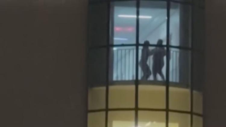 'A gente achou conforto na fé', diz menina que viralizou após voltar a andar e comemorar dançando com a mãe em hospital do RS