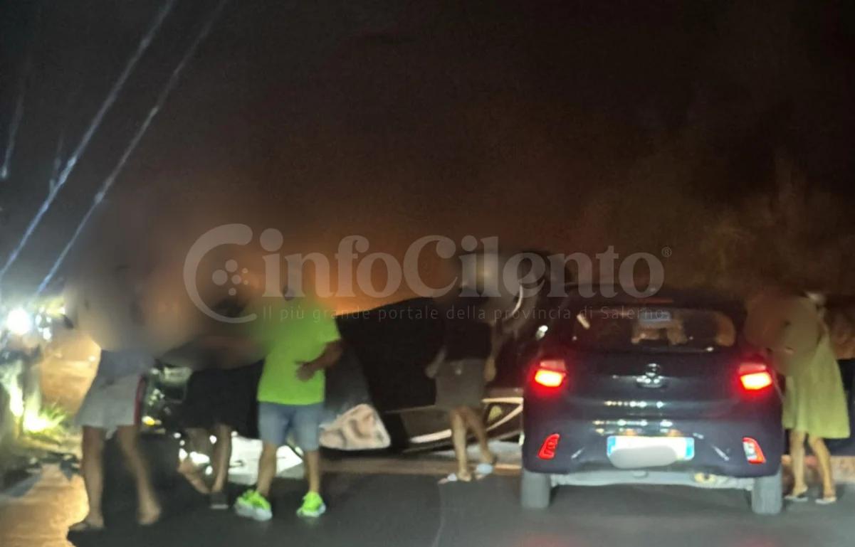 Incidente sulla via del Mare a Castellabate: auto si ribalta, viabilità in tilt