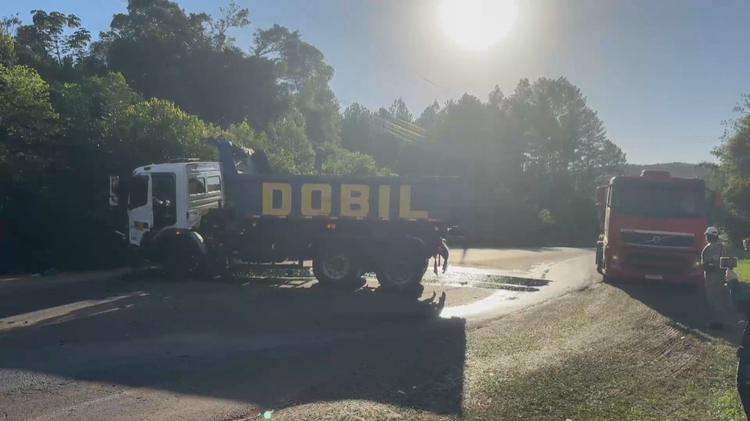 Homem morre após bater de frente contra caminhão na RS-020, em Gravataí