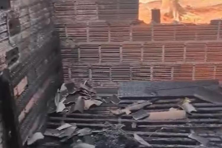 Casal e duas crianças são resgatadas após ficarem presas em cômodo durante incêndio que destruiu casa em MS