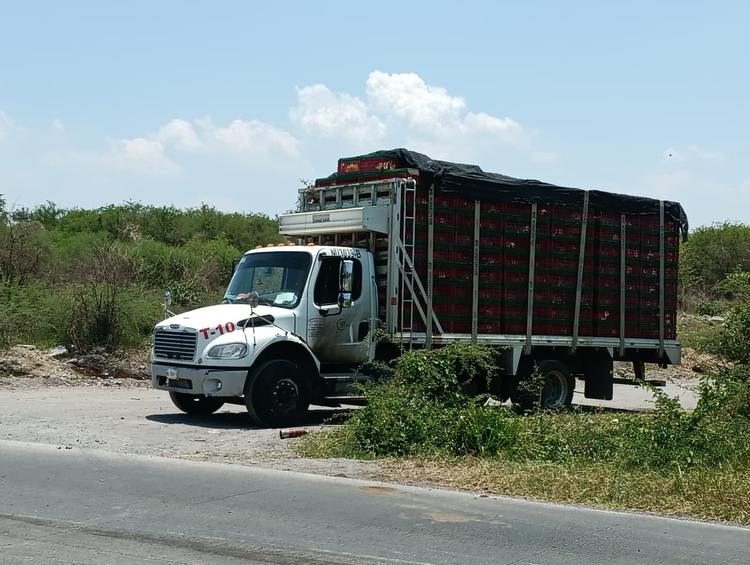Choque y fuego en Jojutla: Motociclista invade carril, impacta camión y desata incendio