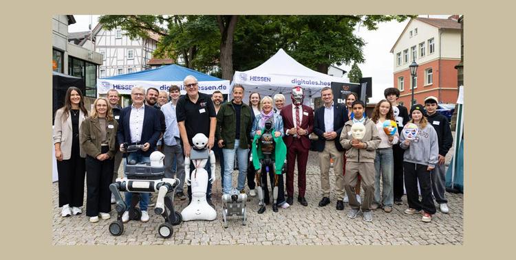  Bürgertour  Künstliche Intelligenz hautnah erleben und verstehen auf dem Foto ist die Digitalministerin Prof. Dr. Kristina Sinemus mit weiteren Akteuren zu sehen