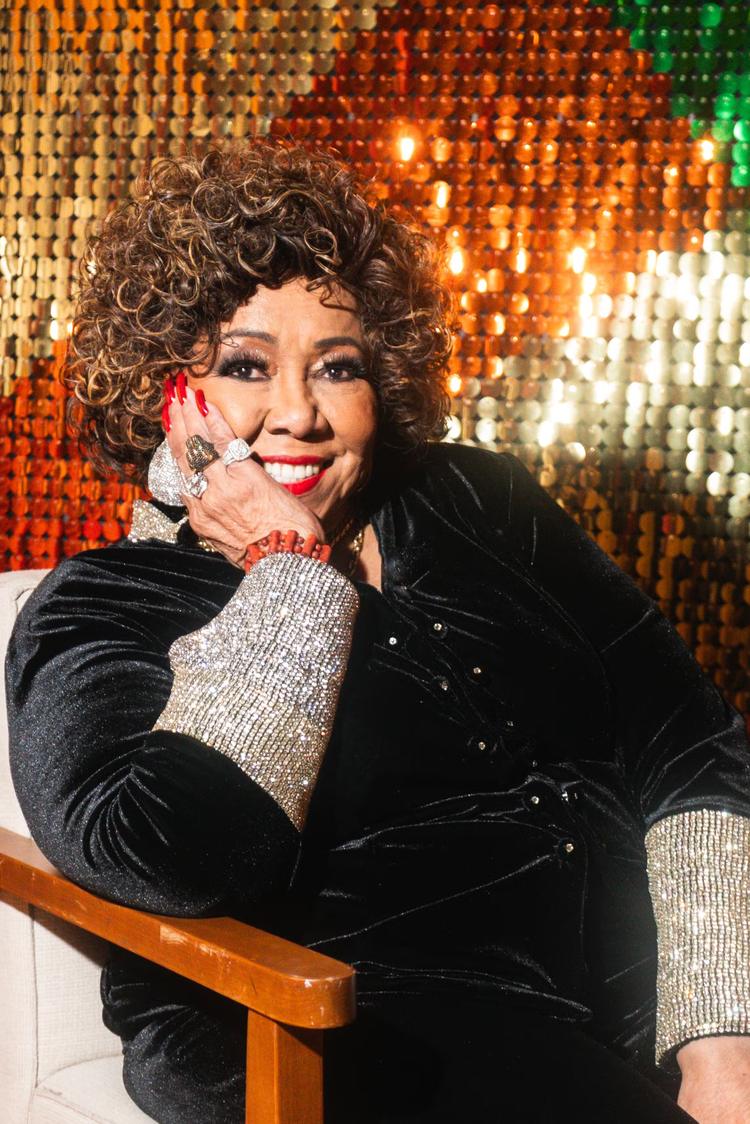 Alcione celebra 50 anos de carreira com exposição que 'massageia alma' no Museu das Favelas
