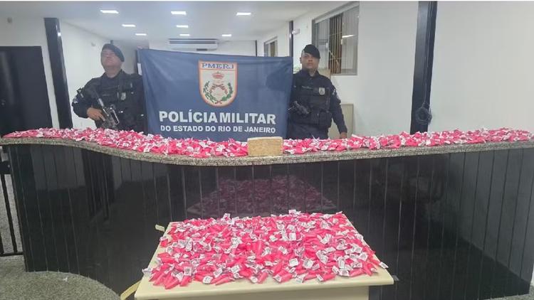 Mulher é presa com mais de mil pinos de cocaína em Itaperuna