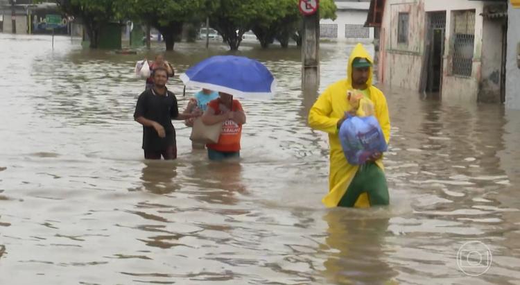 Chuva na Paraíba provoca risco de deslizamento, alagamentos e deixa meio milhão de pessoas sem água