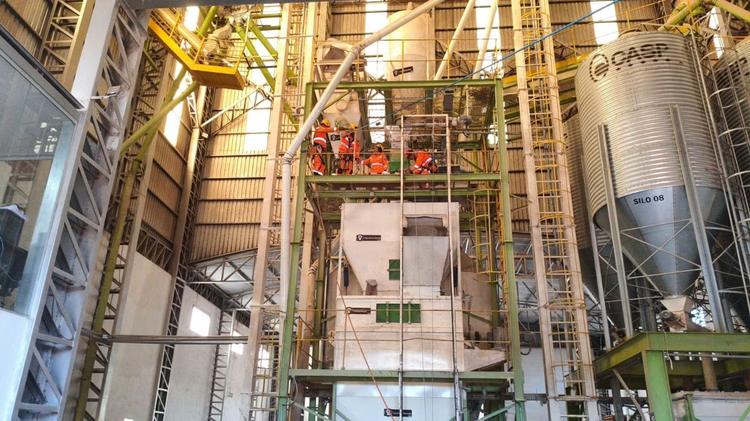 Trabalhador cai em silo e é içado por bombeiros após ficar preso a cerca de 10 metros de altura; VÍDEO