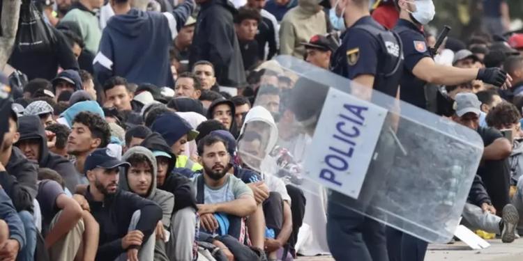 Scontri fra migranti a Ceuta, polizia spara in aria per disperdere la ressa