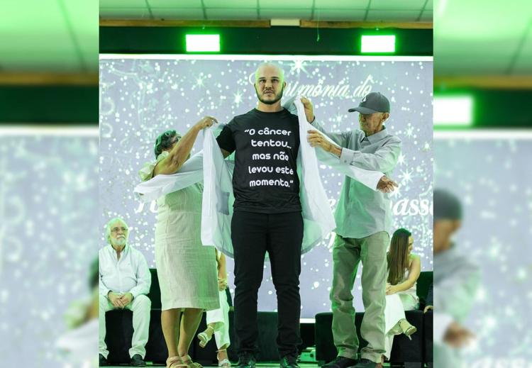 Estudante de medicina celebra Cerimônia do Jaleco com pai e mãe que sobreviveram ao câncer: 'Lutamos juntos'