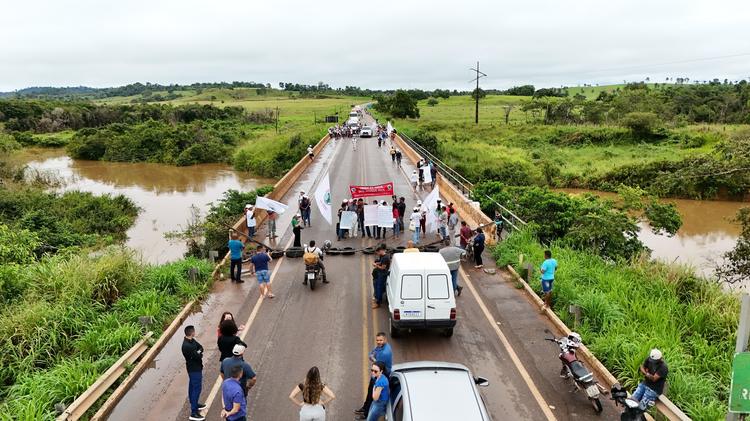Pescadores bloqueiam rod. Transamazônica em protesto contra explosão do Pedral do Lourenço, no Pará
