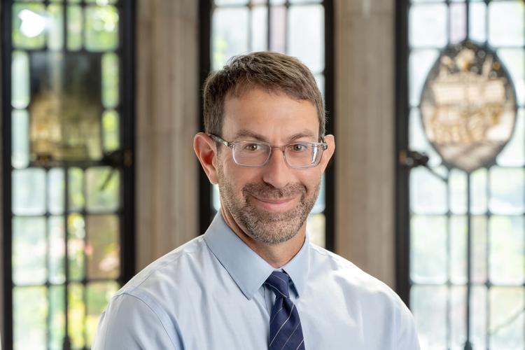 Professor de Yale lança livro contra o que chama de ‘tirania dos velhos’