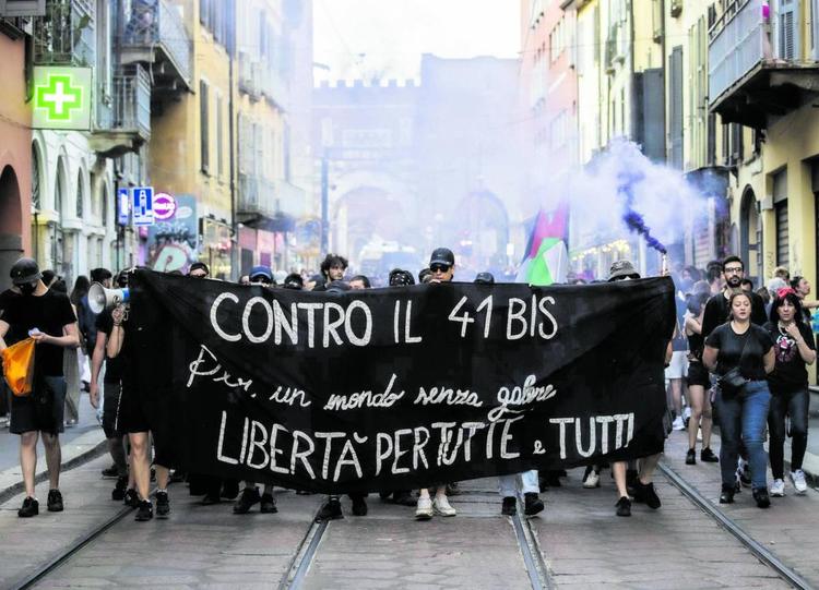 Cospito, altre due condanne per i cortei violenti. Le proteste nei social anarchici