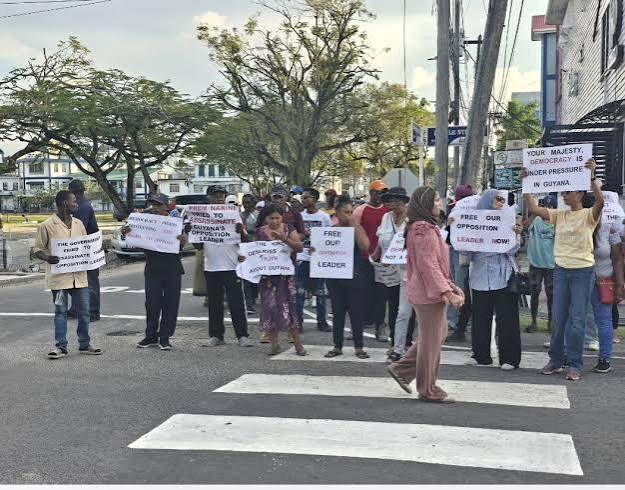Political tensions intensified near State House Thursday evening when a scuffle broke out between protesters and police during demonstrations calling for reparations and the release of Opposition Leader Azruddin Mohamed.
