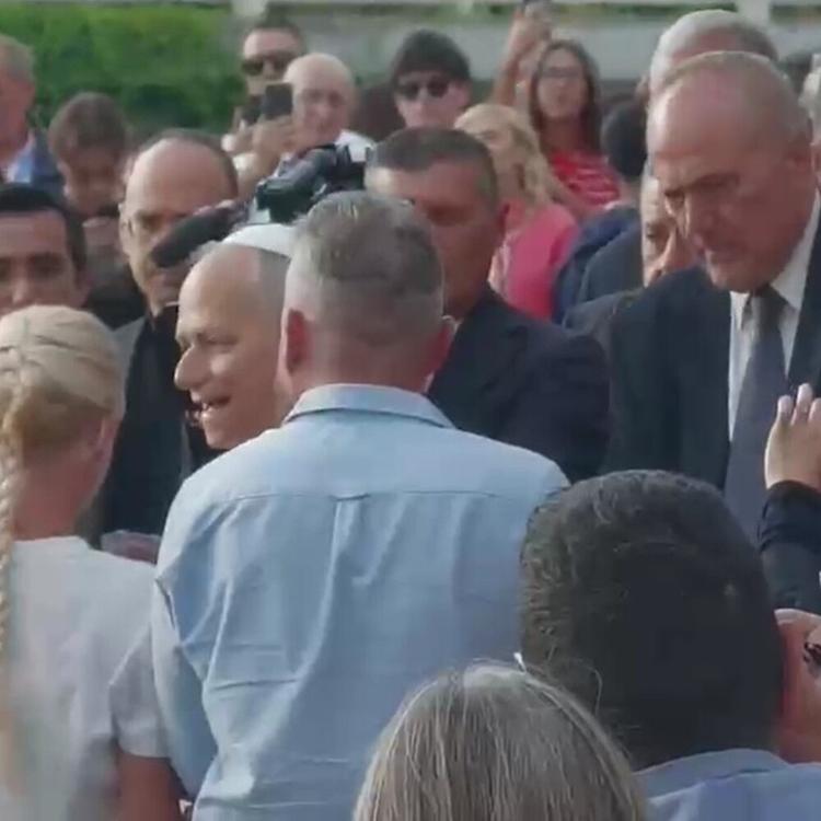 L'uscita di Papa Leone dal Gemelli tra gli applausi dei fedeli