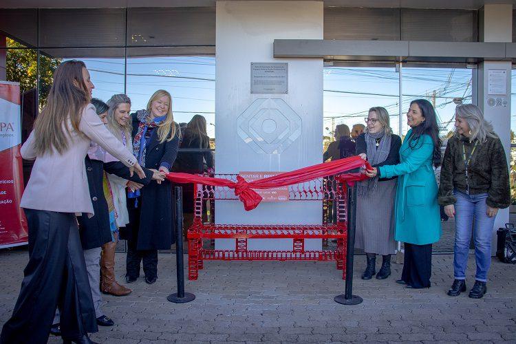 Microempa inaugura Banco Vermelho alusivo ao combate à violência contra a mulher