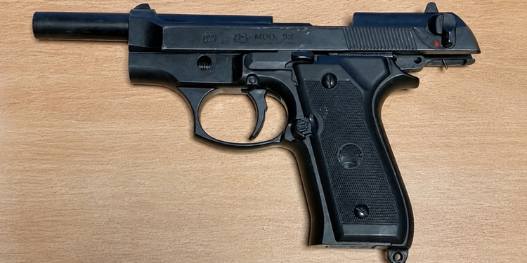 Taviano, 13enne a scuola con pistola scacciacani nello zaino