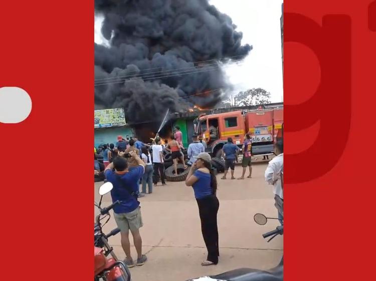 VÍDEO: Bombeiros do Acre ajudam a combater incêndio em loja na Bolívia