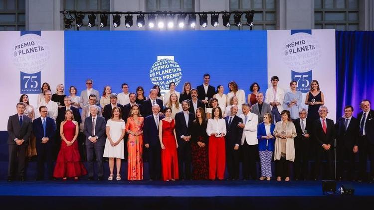 Los 75 años del Premio Planeta, entre el Santo Grial de Javier Sierra y el espejo de Alicia de Eduardo Mendoza