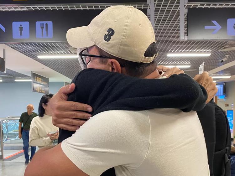 'Amor não termina com a despedida', diz filho de Ayres Rocha ao homenagear jornalista