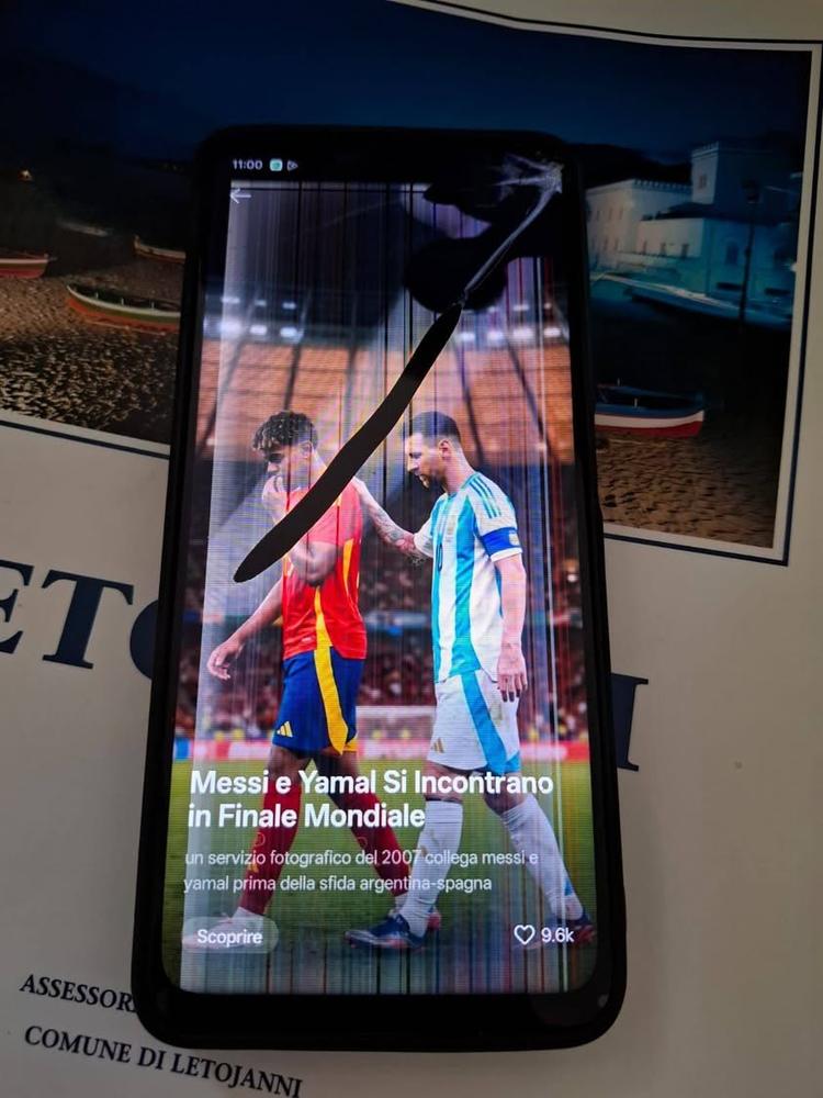 Presso il Comando P.L. è stato consegnato questo smartphone. Il legittimo proprietario può ritirarlo.