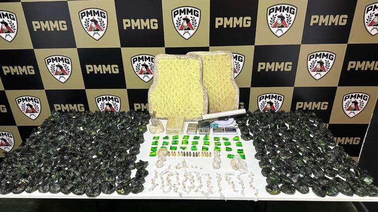 VÍDEO: PM acha 8,2 mil papelotes de cocaína e coletes à prova de balas em casa abandonada em Uberlândia