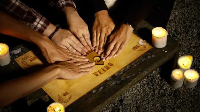 Coisas estúpidas que personagens de filmes de terror sempre fazem