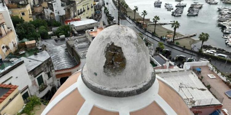 Maltempo, un fulmine danneggia una chiesa del '600 ad Ischia VIDEO