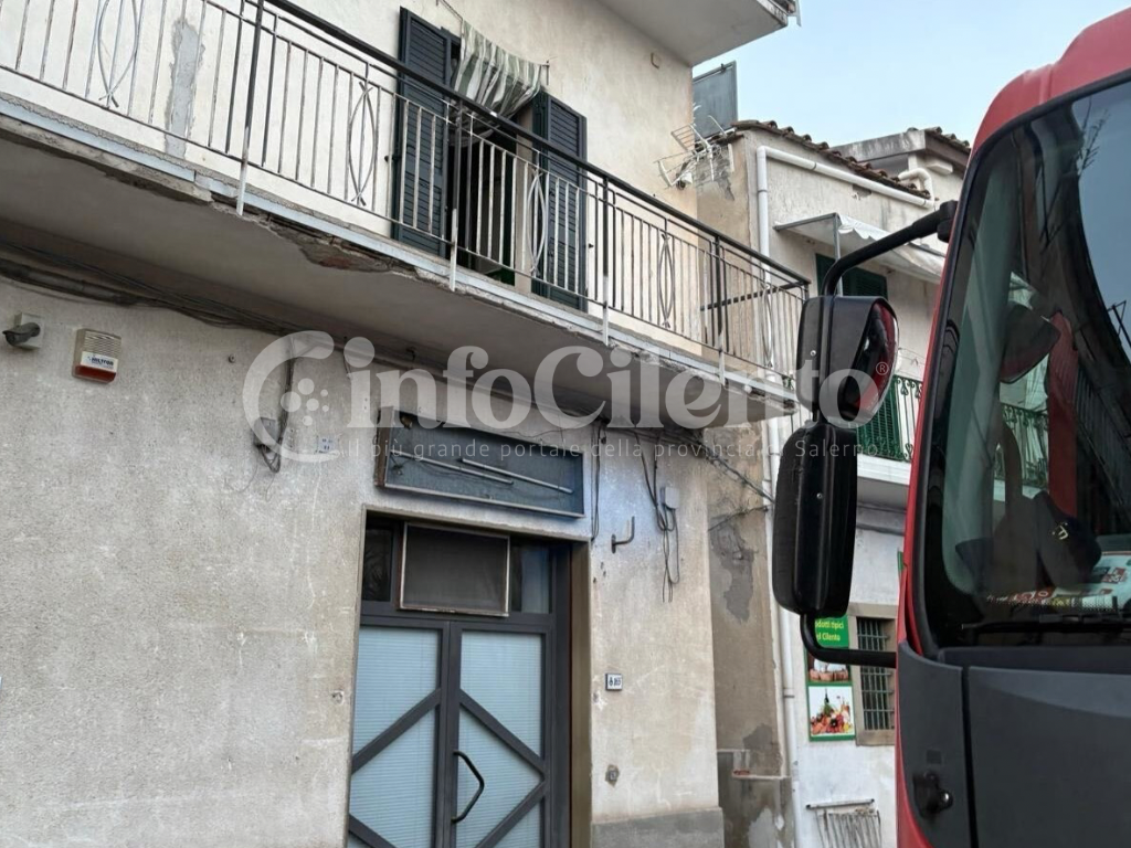 Paura a Pioppi: incendio in un appartamento in ristrutturazione, intervengono i Vigili del Fuoco