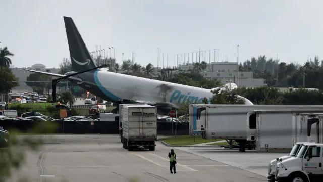 Avião da Amazon sai da pista e pega fogo em Miami; 5 morreram