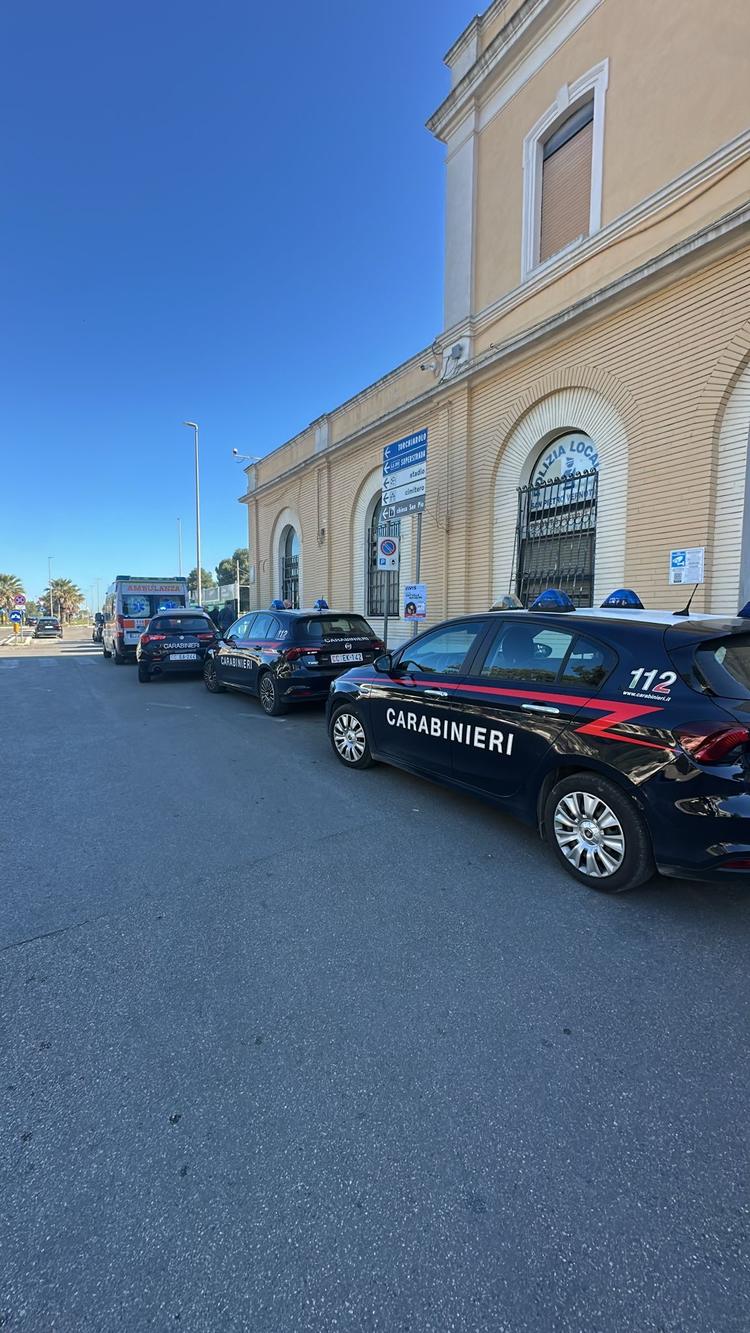 Tragedia all’alba nel brindisino: muore sotto un treno, traffico interrotto