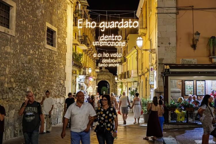 In occasione della prima edizione dei Taormina Music Awards, Taormina si illumina con i versi delle canzoni di Vasco Ros...