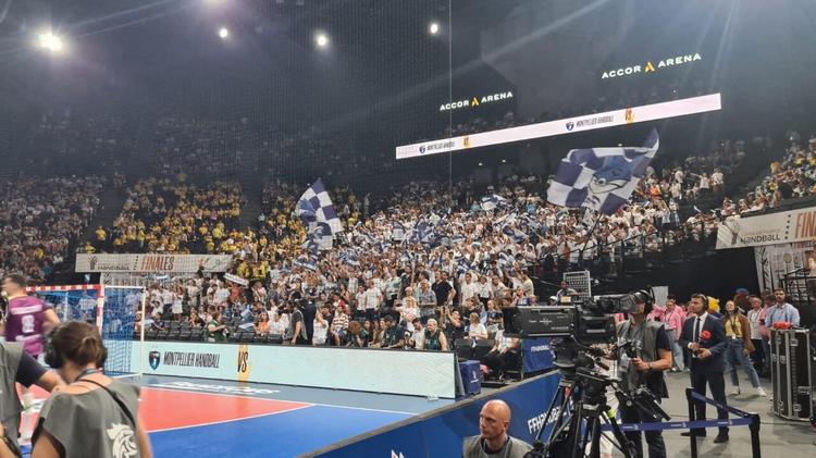 Le carré des supporters montpelliérains lors de la finale du MHB à Paris 