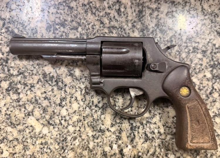 Homem é preso após PM encontrar arma escondida na casinha de cachorro em Boa Vista