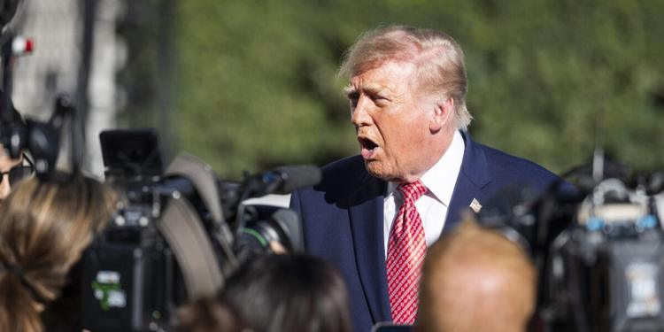 Trump vuole i media fuori dalla Casa Bianca: "La sala stampa diventi una piscina"
