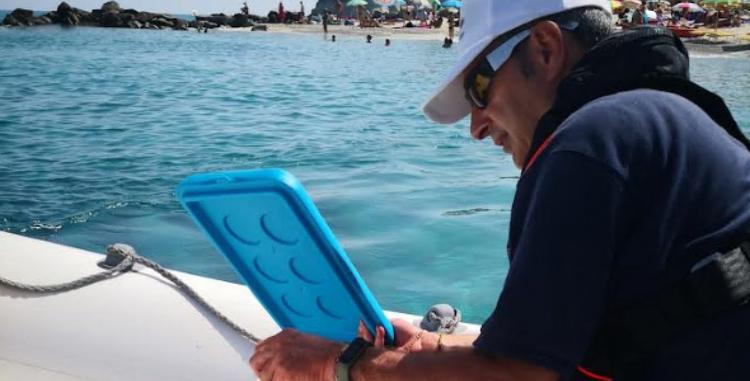 Schiume e chiazze in mare in Calabria. Arpacal: «Fenomeni da valutare con i dati»
