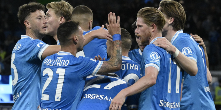 Il Napoli surclassa la Cremonese (4-0) e rinvia la festa dell'Inter. E McTominay sbaglia anche un rigore