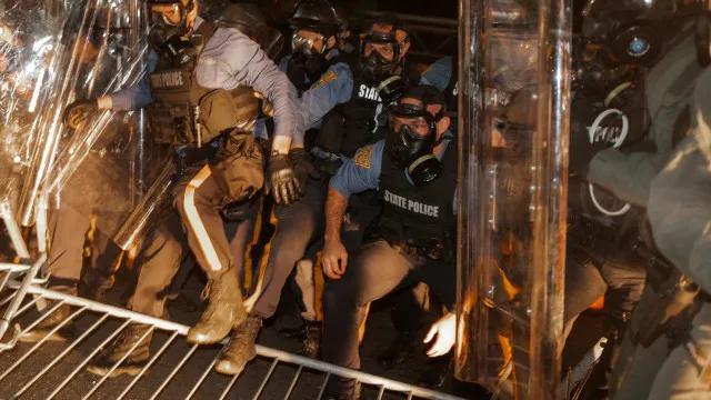 Centro de detenção de imigrantes em New Jersey é palco de confrontos