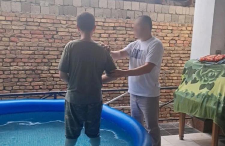 Cristão é batizado em sigilo em igreja da Ásia que ora sussurrando para não ser descoberta