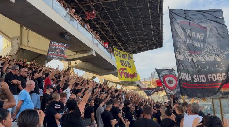 Foggia, migliaia di tifosi allo Zaccheria per l’allenamento a porte aperte